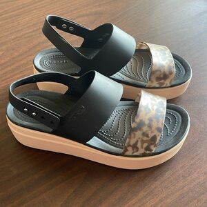 Crocs Women's Brooklyn Black Tortoise Low Platform Wedge size 8